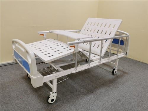 Lékařské ošetřovatelské lůžko se dvěma kliky